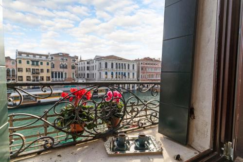 威尼斯Rialto Grand Canal的阳台上放着一壶鲜花