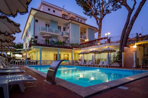 里米尼Hotel Villa dei Fiori - sul mare con piscina的相册照片