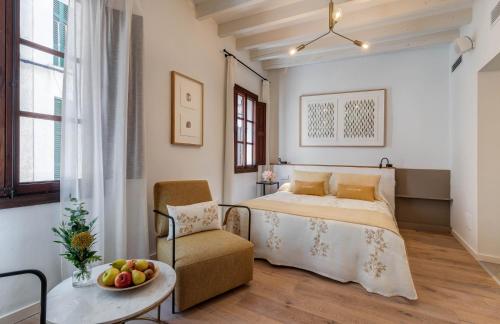 索列尔Ca’s Cuscanti的一间卧室配有一张床、一把椅子和一张桌子
