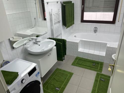 凯撒斯劳滕Einzigartige Unterkunft mit viel Extras的白色的浴室设有水槽、浴缸和卫生间。