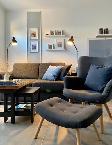 森夫滕贝格Appartement Sterne的客厅配有沙发、椅子和桌子