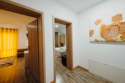 图尔达Pensiunea Smiley的带走廊的客房,带浴室的客房