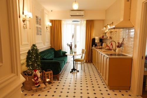 库塔伊西Boutique Apartment - Signature的客厅配有绿色沙发和圣诞树
