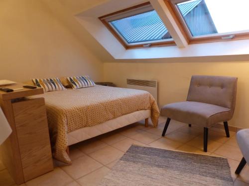 Villers-CarbonnelLa Hulotte的一间卧室配有一张床和一把椅子