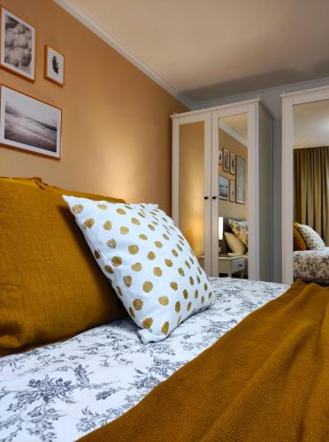 兰肯-格拉尼茨Appartement RügenZeit的一间卧室配有一张带两个枕头的床