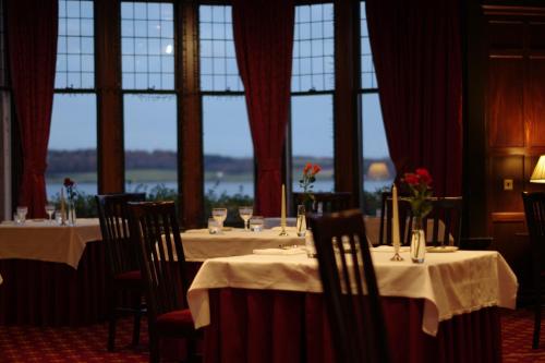 因弗内斯班奇鲁别墅酒店的用餐室设有桌椅和窗户。