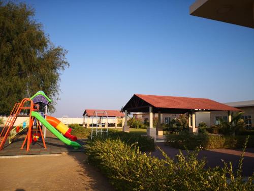 Almorouj Farm inn - Bidiya的儿童游玩区