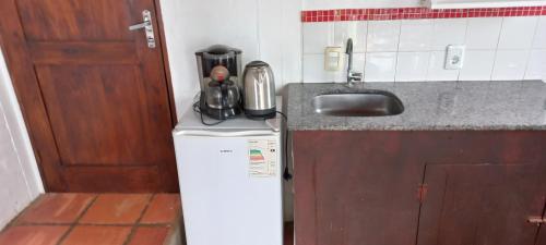 德尔迪阿布罗角安科拉酒店的一间带水槽和冰箱的小厨房