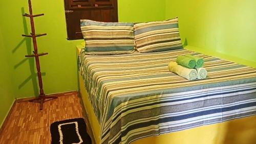 阿廷斯Casa Gael (Gisele & Lucimar)的一间卧室配有一张床,上面有两条毛巾