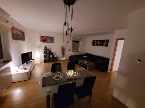 BalveFerienwohnung mit Terrasse für bis zu 4 Personen的客厅配有桌子和沙发