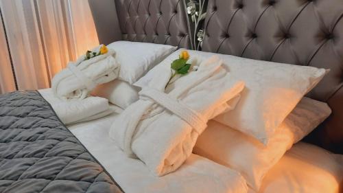 奥斯赛拜-塞林Viktoria Deluxe direkter Meerblick的床上的一大堆毛巾