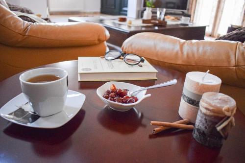 KerásiaRahati Holiday Villa Maisonette by Estia的咖啡桌,咖啡桌和一碗水果