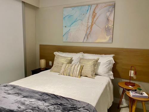 里约热内卢Apartment Ipanema Arpoador - 300m da praia的一间卧室配有带白色床单和枕头的床。