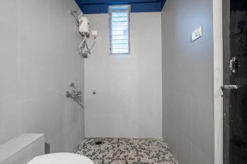 La Casa - Stunning 1BHK Apartment - Vagator, Goa By StayMonkey的一间浴室