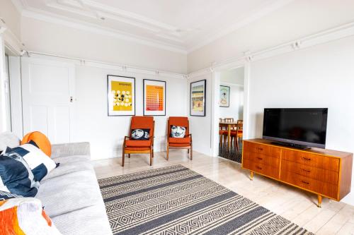 悉尼Chic Bondi Beach Pad的带沙发和电视的客厅