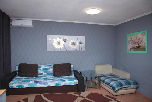 第聂伯罗Apartment Pushkina的带沙发和玻璃桌的客厅