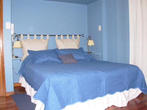 萨尔塔Departamentos de Irene的蓝色卧室设有一张带蓝色墙壁的大床