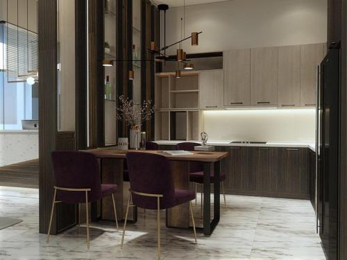 大叻Thiên Thanh的厨房配有木桌和紫色椅子