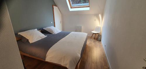 BoerschChambre double的一间带床的卧室,位于带窗户的房间内