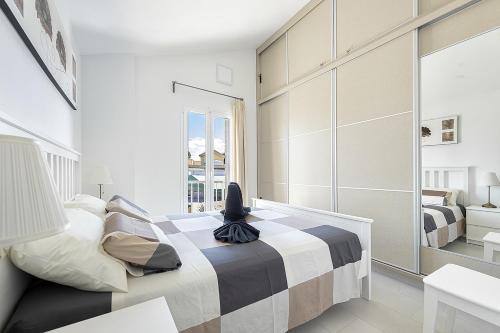 马斯帕洛马斯Villetta Green oasis club的一间卧室设有一张床和一个大窗户