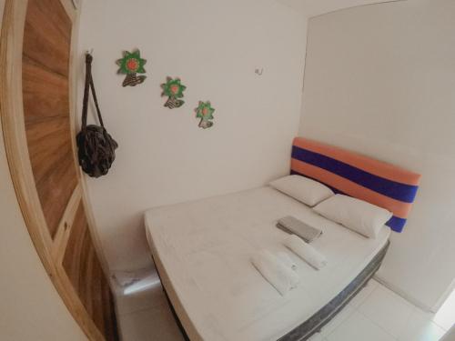 雷东达Chalés Mirante do Mar的小房间,内有一张小床