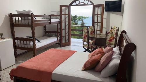 里约达欧特拉斯Praia Virgem Hostel的一间带两张双层床的卧室和一个阳台