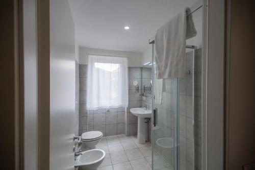 罗马Hotel Nova Domus Aurelia的浴室配有卫生间、盥洗盆和淋浴。