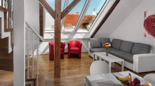 布拉格沃塞洛瓦公寓酒店的带沙发和红色椅子的客厅