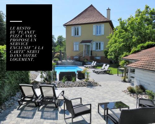 昂西桑Les Rives des Habsbourg的一张带椅子的庭院和房子的照片