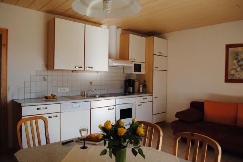 Haus Bübl的厨房或小厨房