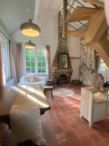 梅斯尼圣佩尔Les Cottages d'Orient Premium的客厅设有一张床和一个壁炉