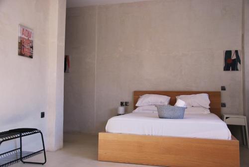 雅典Staying in Athens的一间卧室配有一张带白色床单的大床