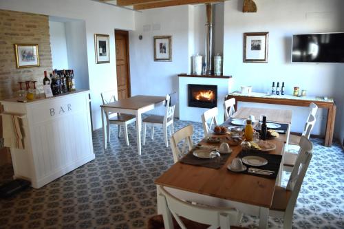 BulbuenteCastillo-Palacio de Bulbuente的厨房以及带桌子和壁炉的用餐室。