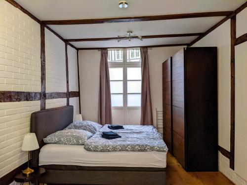 吕讷堡LüneMitte - An der Münze的一间卧室设有一张床和一个窗口