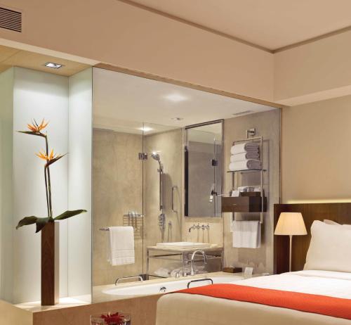 孟买三叉戟班德拉库尔拉酒店的酒店客房设有一张床、淋浴和一间浴室。