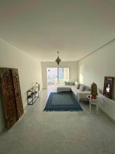 哈马马特Dar Sheherazade的白色的客厅配有沙发和地毯
