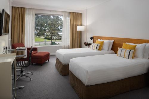 班克斯镇悉尼雷吉斯班克斯镇酒店的酒店客房配有两张床和一张书桌