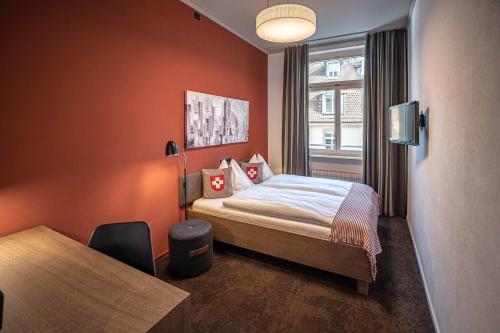 伯尔尼班德广场巴朗酒店的酒店客房设有床和窗户。