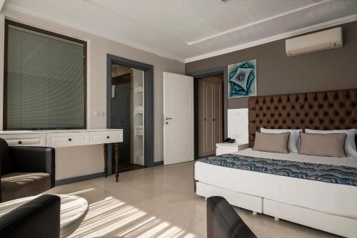 科纳克勒Blue Marlin Deluxe Spa & Resort - Ultra All Inclusive的一间卧室设有一张床和一间客厅。