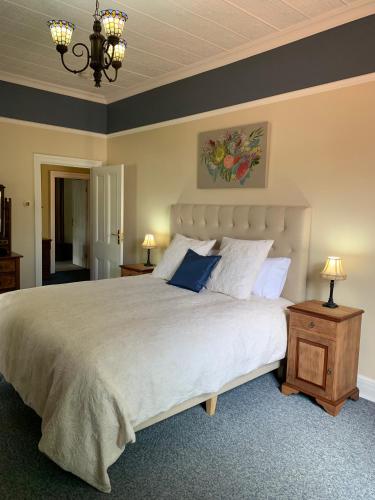 约克Avon Terrace Guest House的一间卧室配有一张大床和一个吊灯。