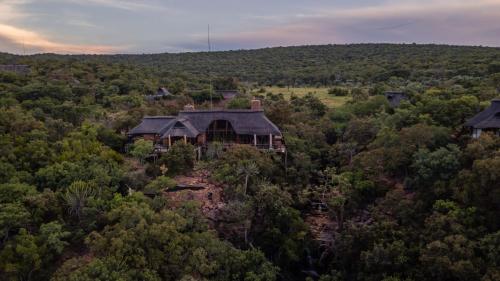 威尔吉旺登禁猎区Makweti Safari Lodge的森林中间房屋的空中景观