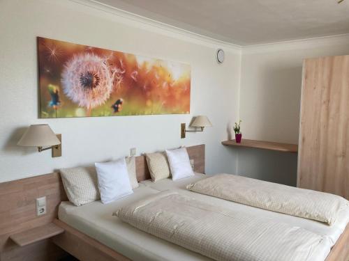 比赫莱尔塔尔Appartementhotel Breitmattstub的卧室配有一张床,墙上挂有绘画作品