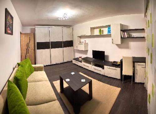 克卢日-纳波卡Apartament 2 camere cu loc de parcare的客厅配有沙发和桌子