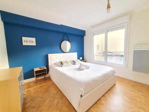 坎佩尔Résidence St Marc - Centre ville - WIFI的一间卧室设有蓝色的墙壁和一张床