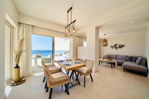 斯卡拉Tsimaras Villas的客厅配有桌椅和沙发
