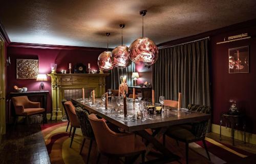 泰恩The Glenmorangie House的一间带长桌和椅子的用餐室