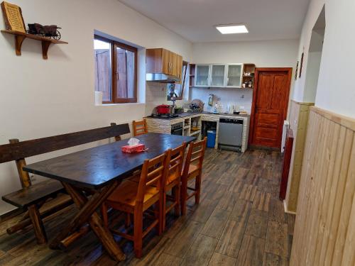 丰达塔Cabana Fundata的厨房配有木桌和木椅
