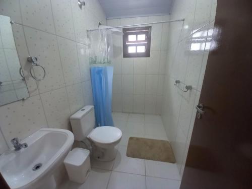 伯迪亚哥Casa de praia Indaiá Bertioga的浴室配有卫生间、淋浴和盥洗盆。