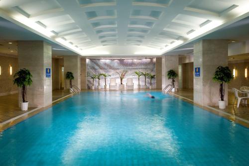 北京北京西单美爵酒店的游泳池,有人躺在里面