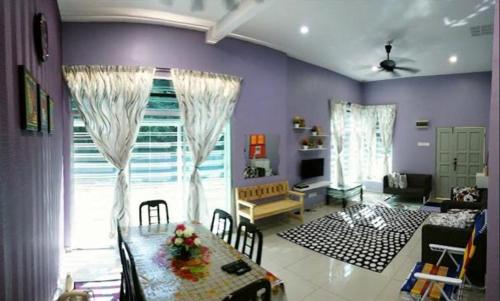Rumah Armand Ayer Keroh Bandar Melaka 4BR Fully Aircond餐厅或其他用餐的地方